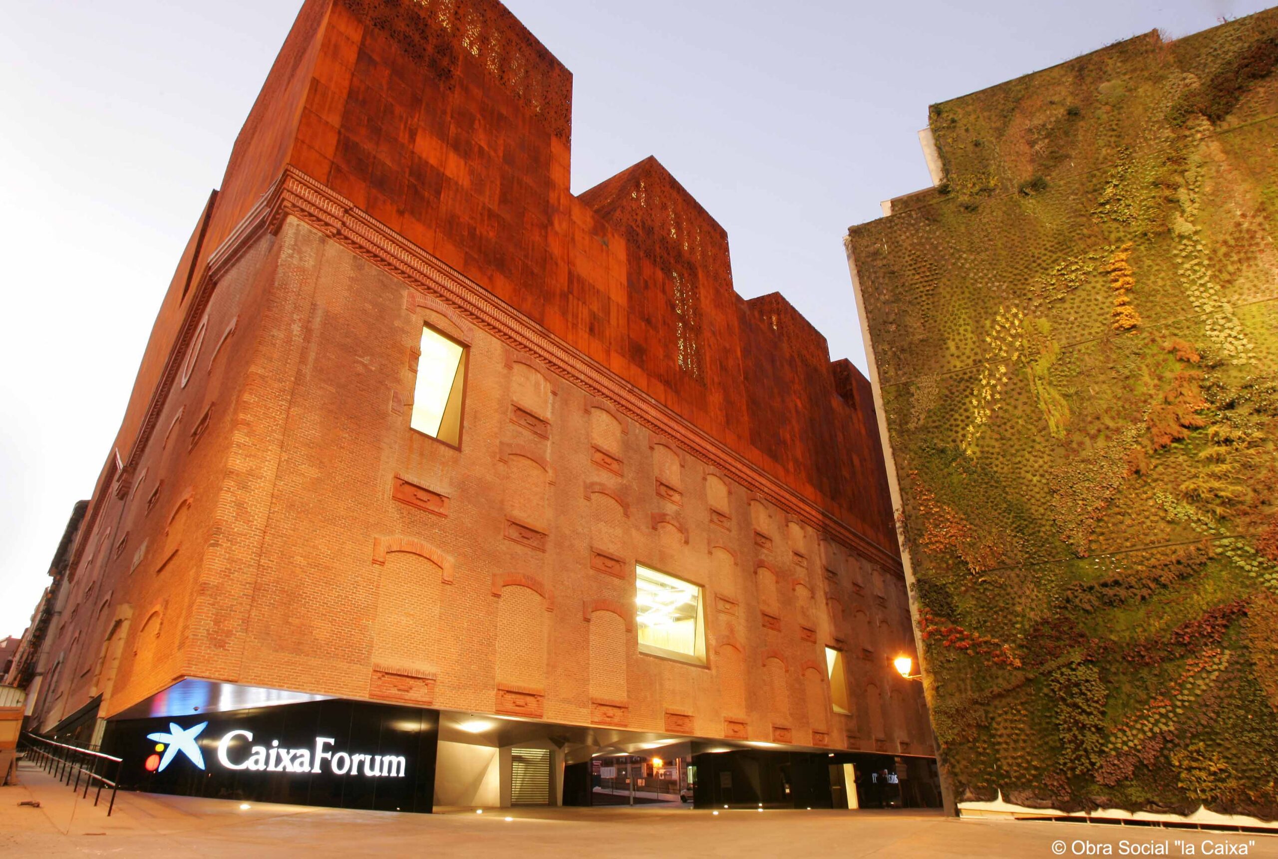Fachada del museo caixaforum de Madrid - Directorio de museos Totenart