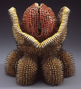 Luz de Lis 7 Escultura de planta carnivora con lapices - Noticias de arte