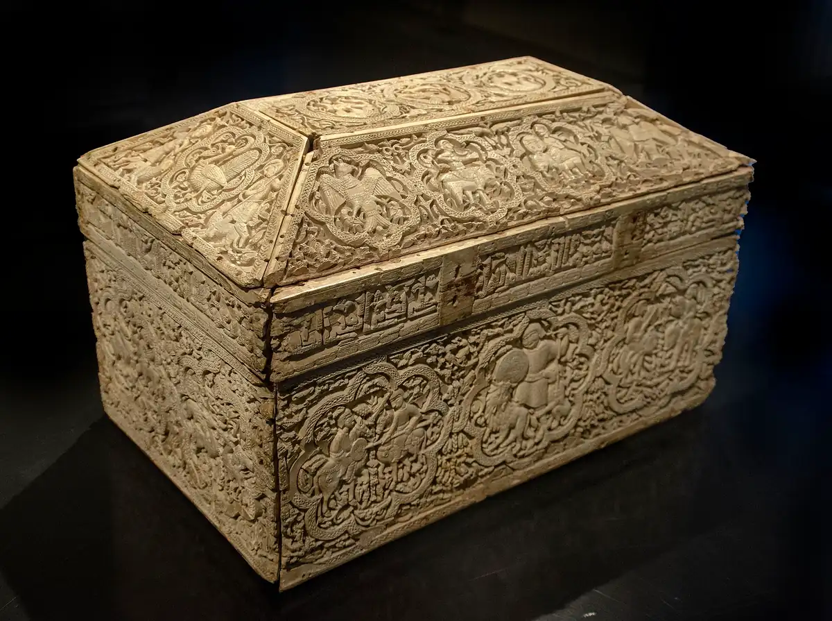 Arqueta de Leire, de marfil, en el Museo de Navarra