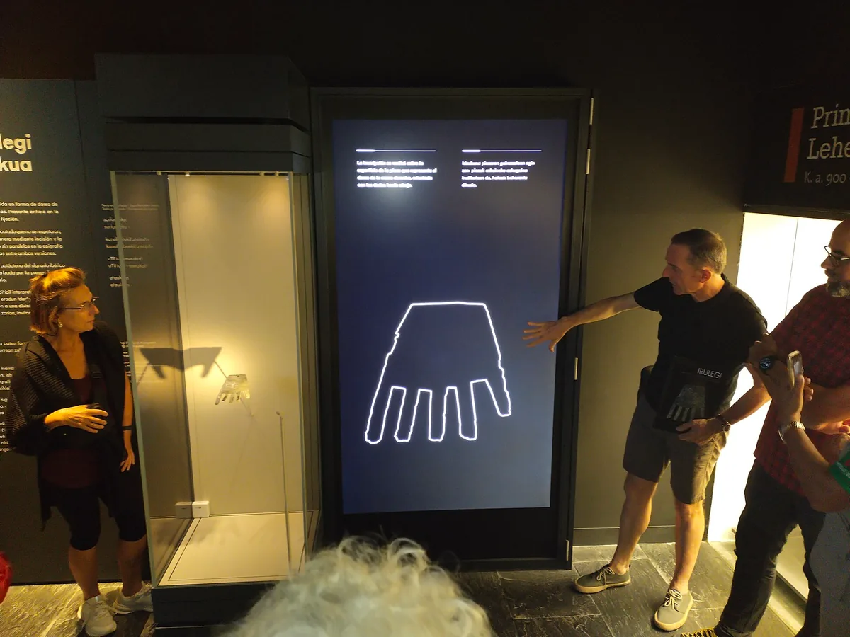 La Mano de Irulegi expuesta en el Museo de Navarra