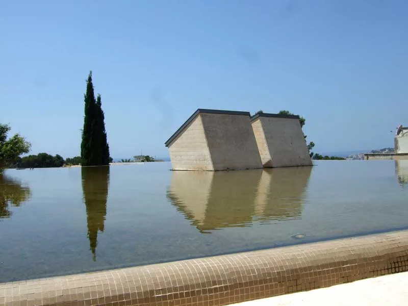 Cubierta del edificio de la Fundació Pilar i Joan Miró a Mallorca reflejada en el estanque