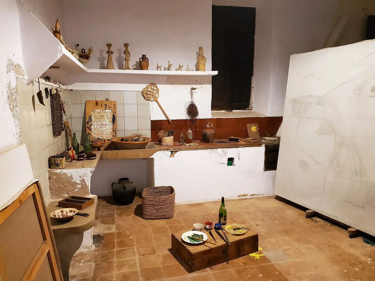 Interior de uno de los talleres de Joan Miró en la Fundació Miró Mallorca, con objetos y materiales de trabajo