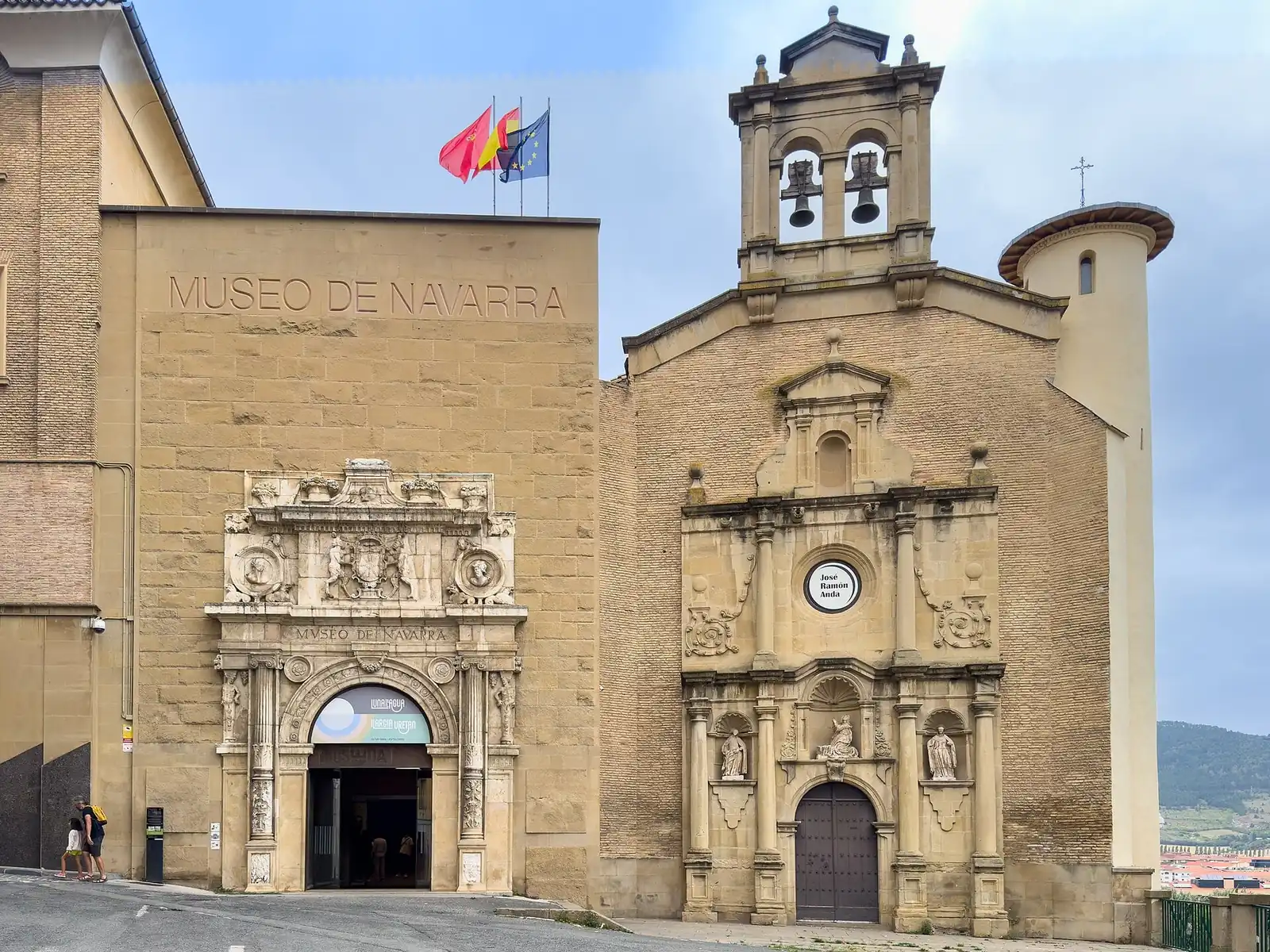 Fachada del Museo de Navarra en el casco antiguo de Pamplona