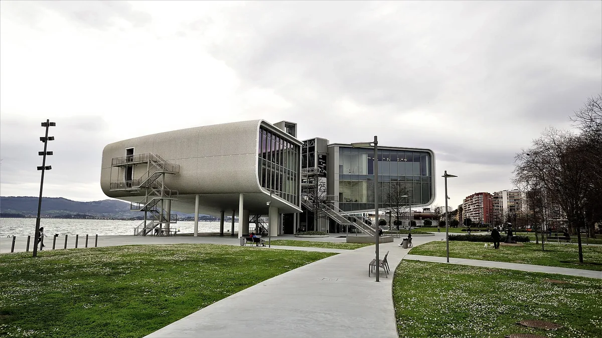 Centro Botín visto desde los Jardines de Pereda en Santander – Totenart