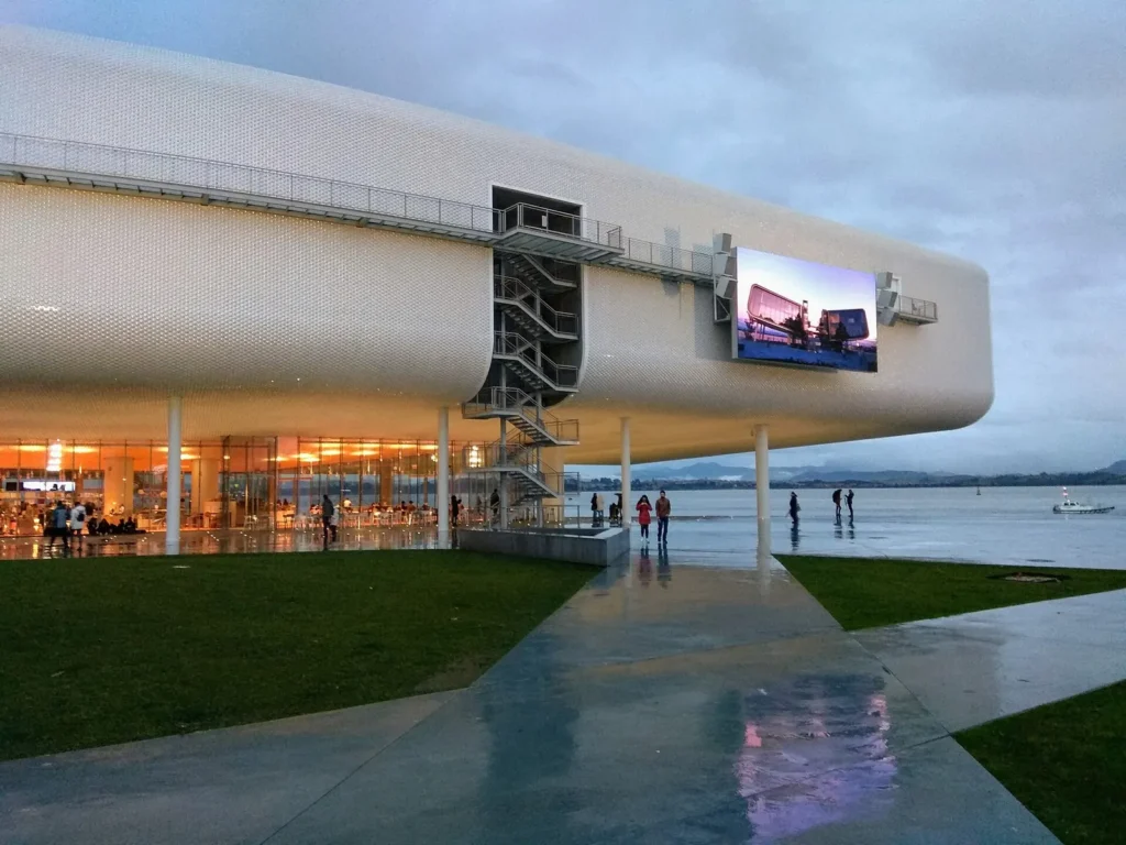 Edificio del Centro Botín de Renzo Piano junto a la bahía de Santander – Totenart