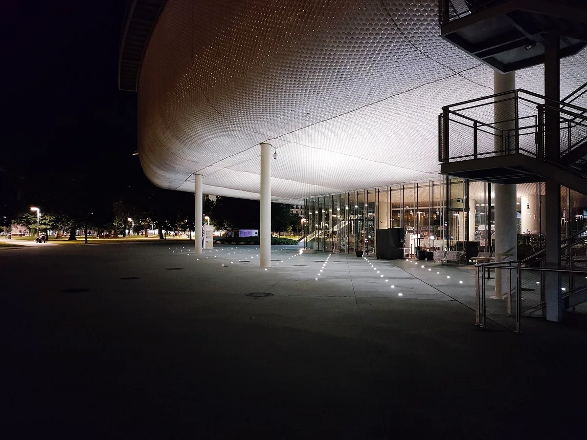 Plaza cubierta y pasarelas del Centro Botín iluminadas de noche – Totenart