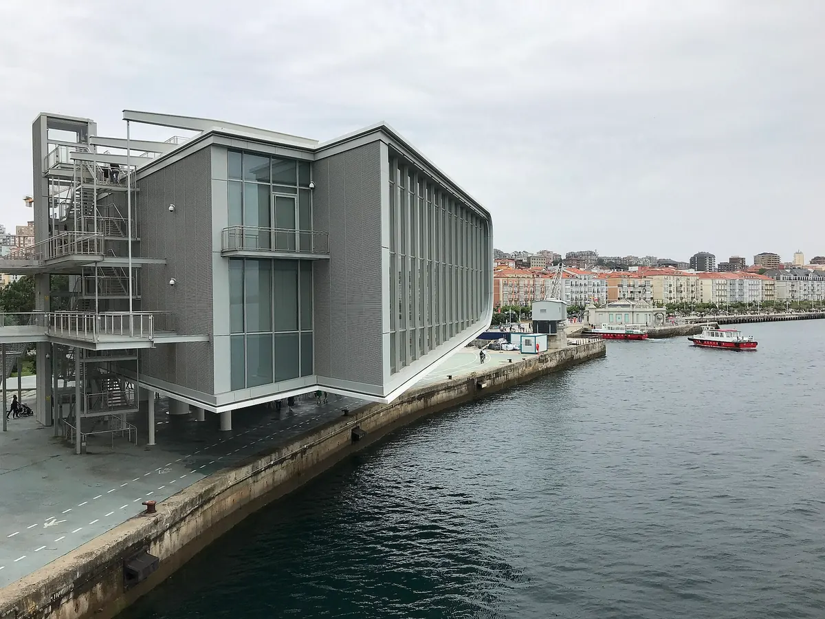 Volumen del Centro Botín en voladizo sobre la bahía de Santander – Totenart