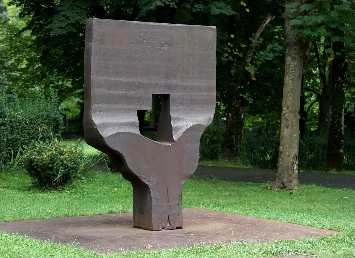Escultura de hierro de Eduardo Chillida en el prado de Chillida Leku – Totenart