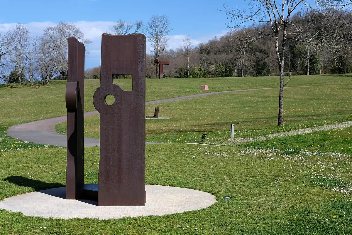 Escultura de Eduardo Chillida en el jardín de Chillida Leku – Totenart