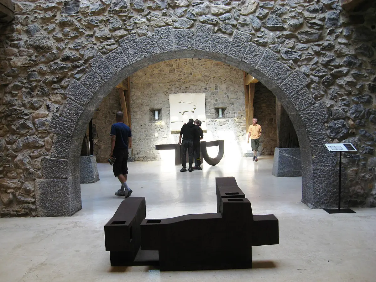 Interior del caserío Zabalaga de Chillida Leku con esculturas de Chillida – Totenart