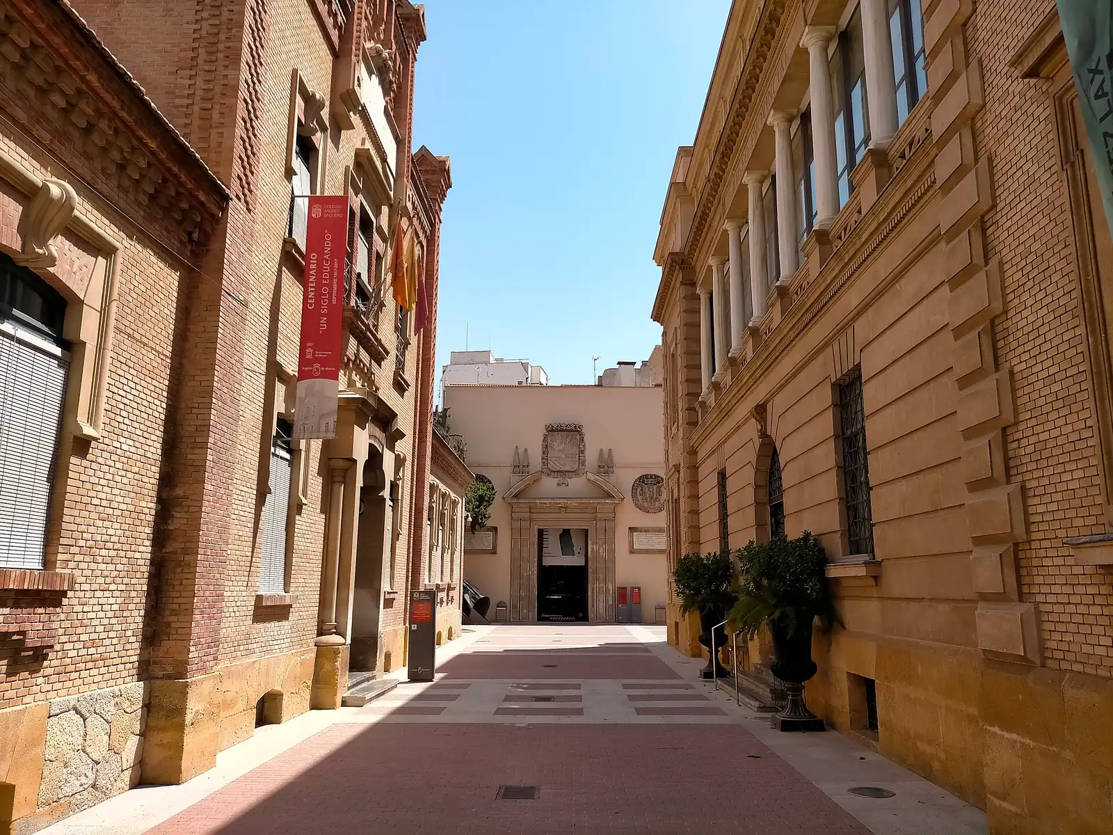Entrada del Museo de Bellas Artes de Murcia en la calle Obispo Frutos – Totenart