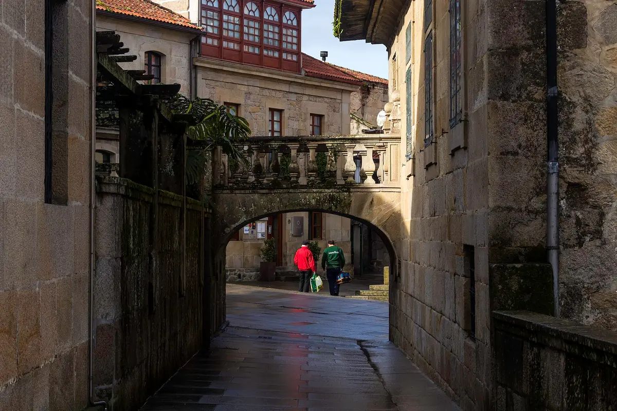 Pasadizo entre edificios del Museo de Pontevedra en la rúa García Flórez – Totenart