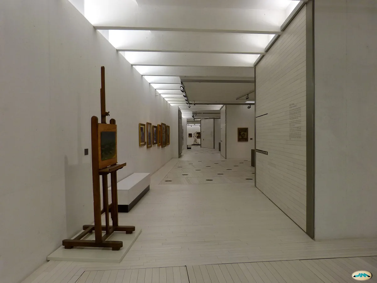 Sala de exposición del Museo de Pontevedra con un caballete antiguo – Totenart