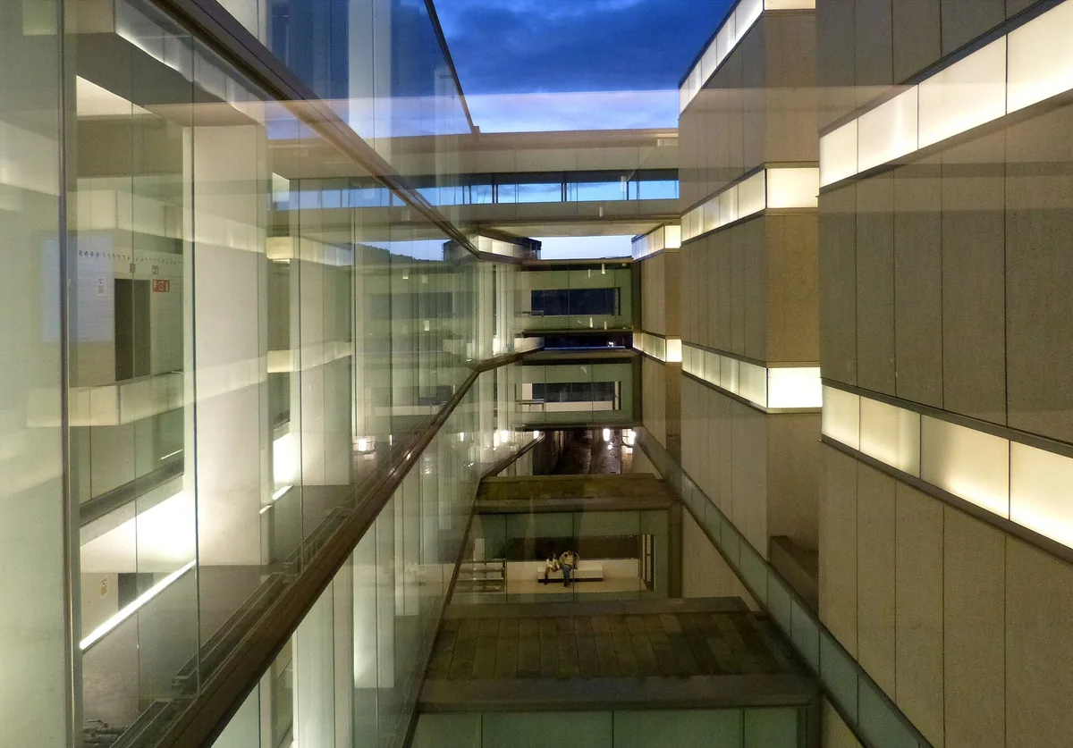 Interior del Edificio Castelao del Museo de Pontevedra iluminado al atardecer – Totenart