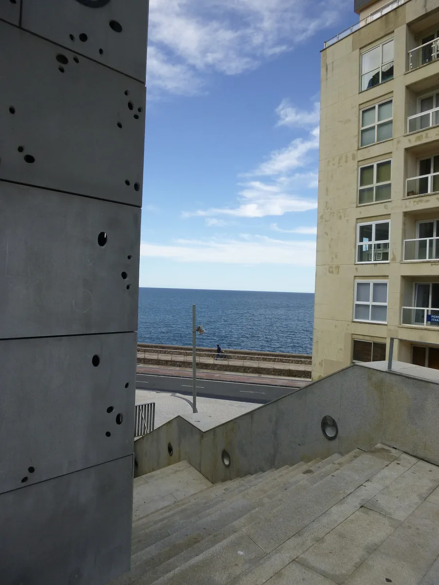 Detalle de la fachada perforada de la ampliación de San Telmo Museoa junto al monte Urgull – Totenart