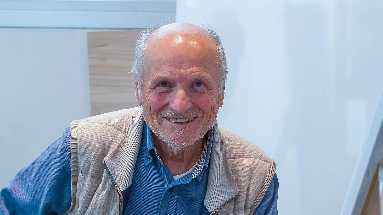 Retrato del pintor y escultor Antonio López García sonriendo – Totenart