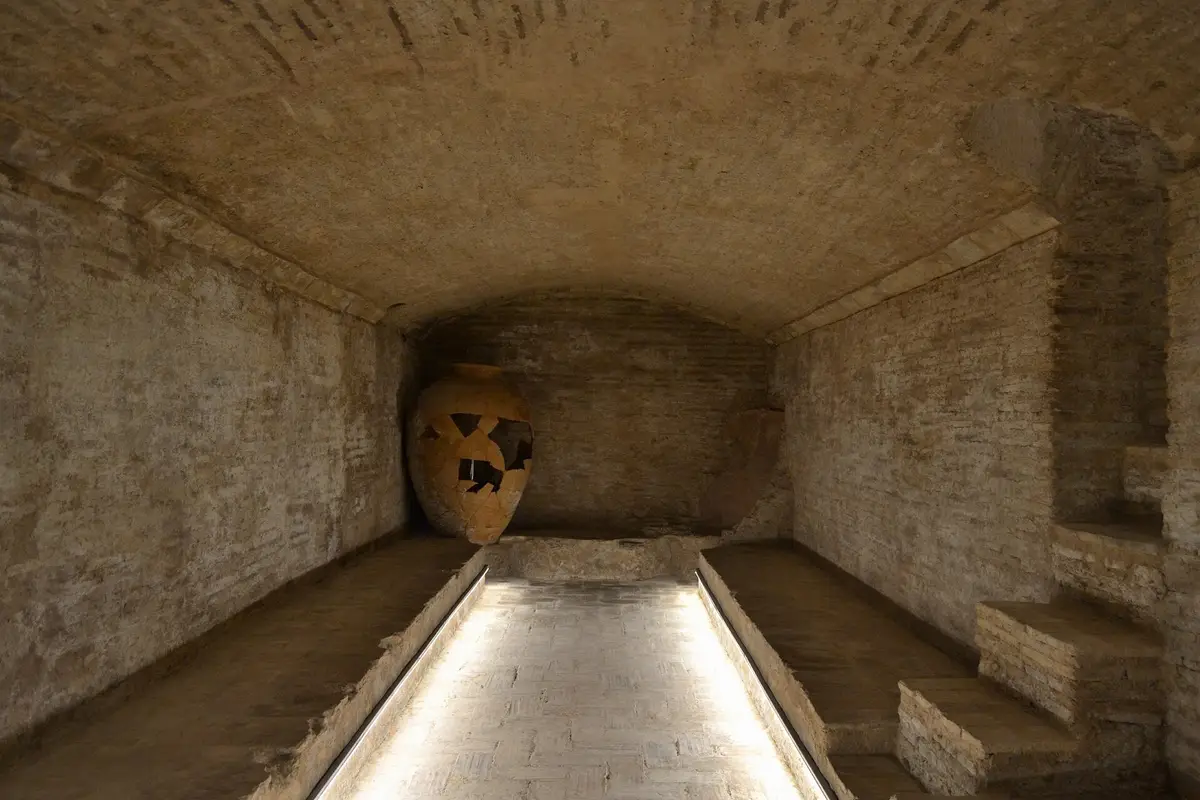 Bodega medieval abovedada de ladrillo con una gran tinaja, en Bombas Gens – Totenart