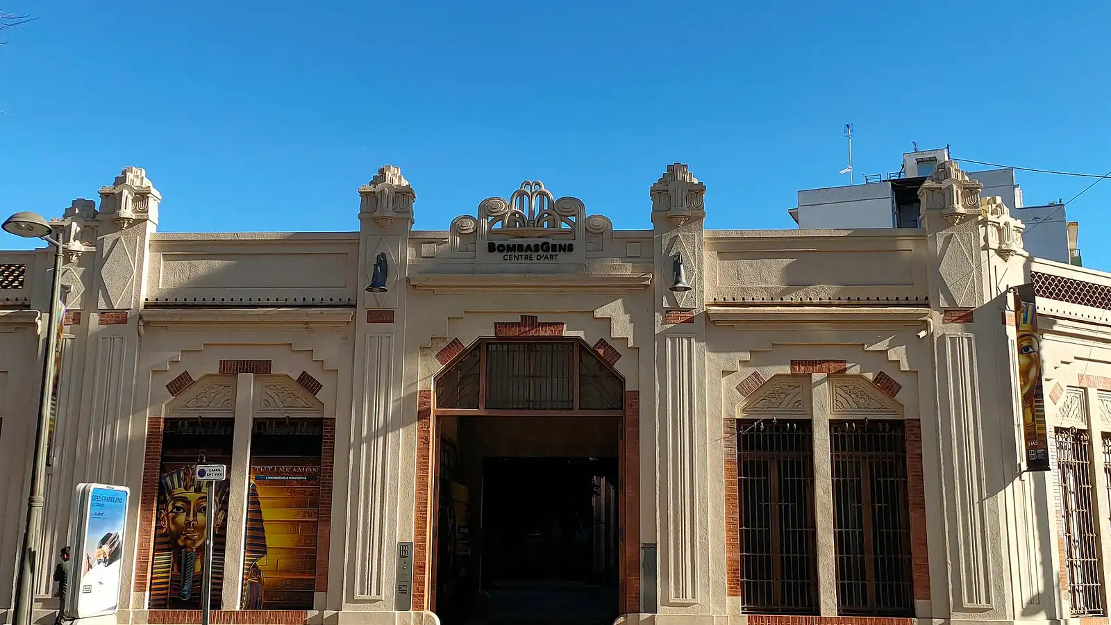 Fachada art déco de la antigua fábrica de Bombas Gens en la avenida de Burjassot, València – Totenart