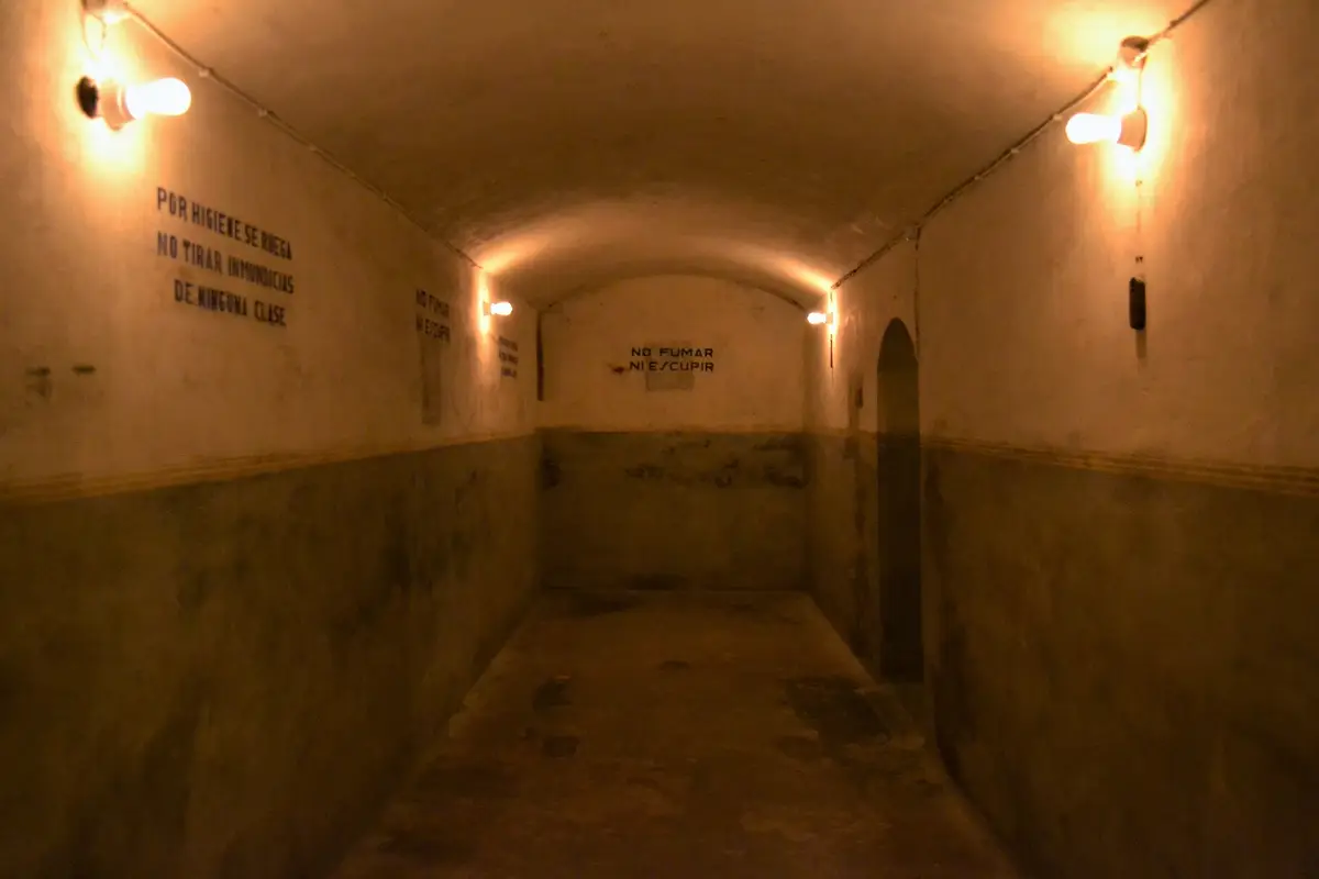 Pasillo abovedado del refugio antiaéreo de Bombas Gens con rótulos pintados en las paredes – Totenart