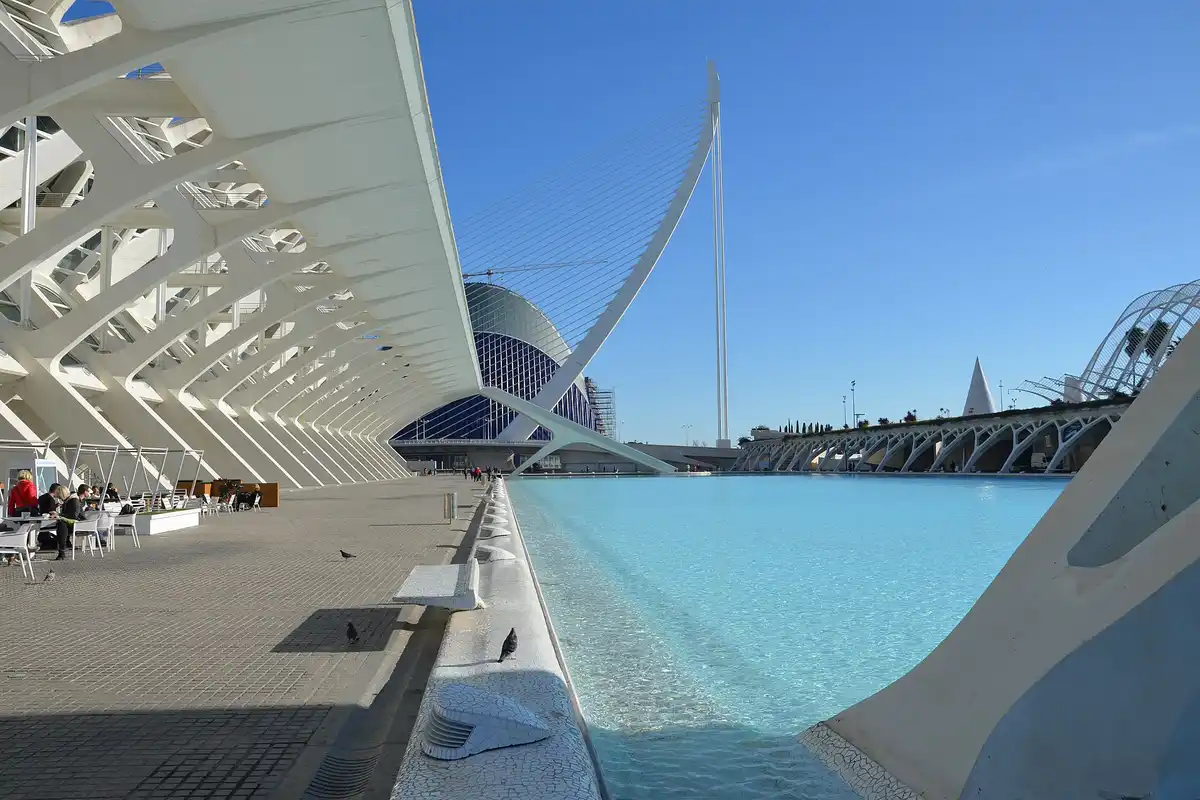 El Ágora y el puente de l'Assut de l'Or vistos desde el paseo del Museu de les Ciències de Valencia – Totenart