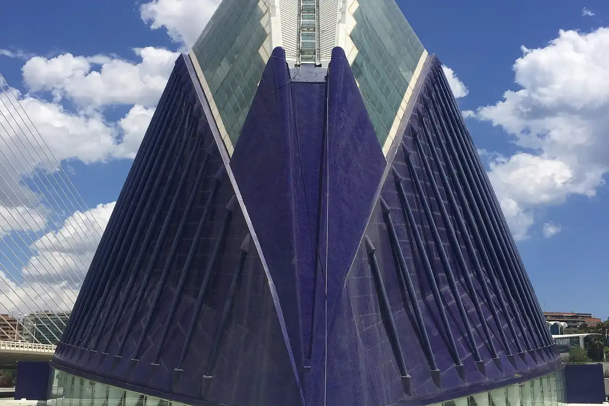 Detalle de la fachada azul y acristalada del Ágora, sede del CaixaForum Valencia, con los tirantes del puente de l'Assut de l'Or a la izquierda – Totenart