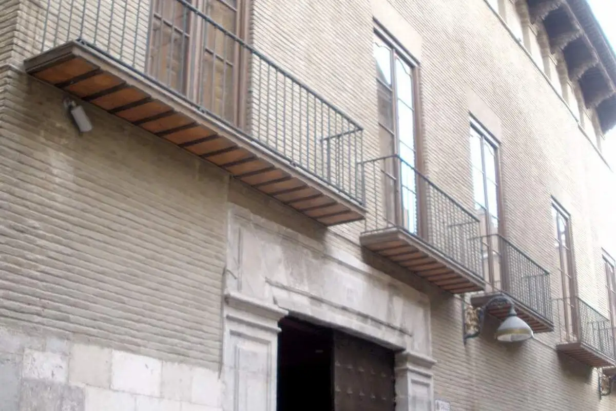 Fachada de ladrillo con balcones y portada de piedra de la casa de Jerónimo Cósida, sede del Museo Goya, en la calle Espoz y Mina – Totenart