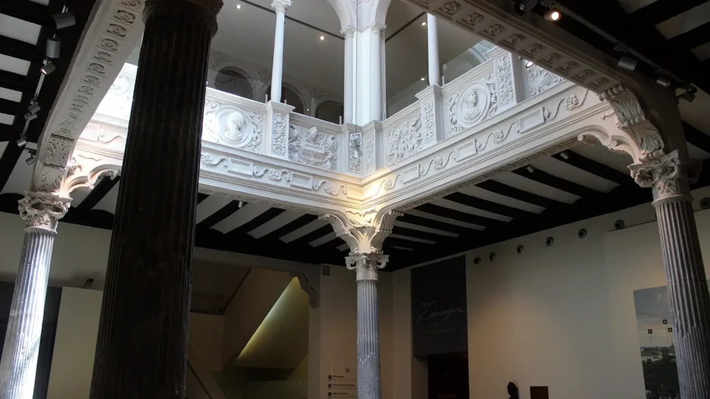 Patio renacentista del Museo Goya de Zaragoza, con columnas anilladas y galería decorada con medallones – Totenart