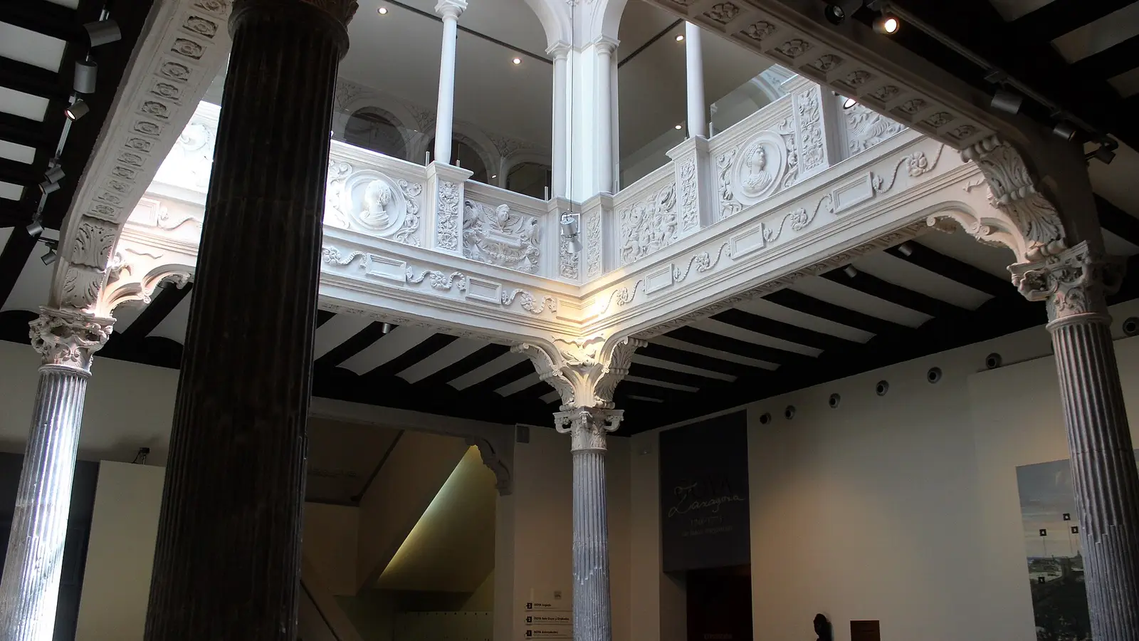 Patio renacentista del Museo Goya de Zaragoza, con columnas anilladas y galería decorada con medallones – Totenart