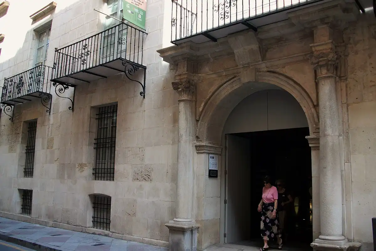 Portada de piedra del Palacio Gravina, entrada al MUBAG de Alicante – Totenart