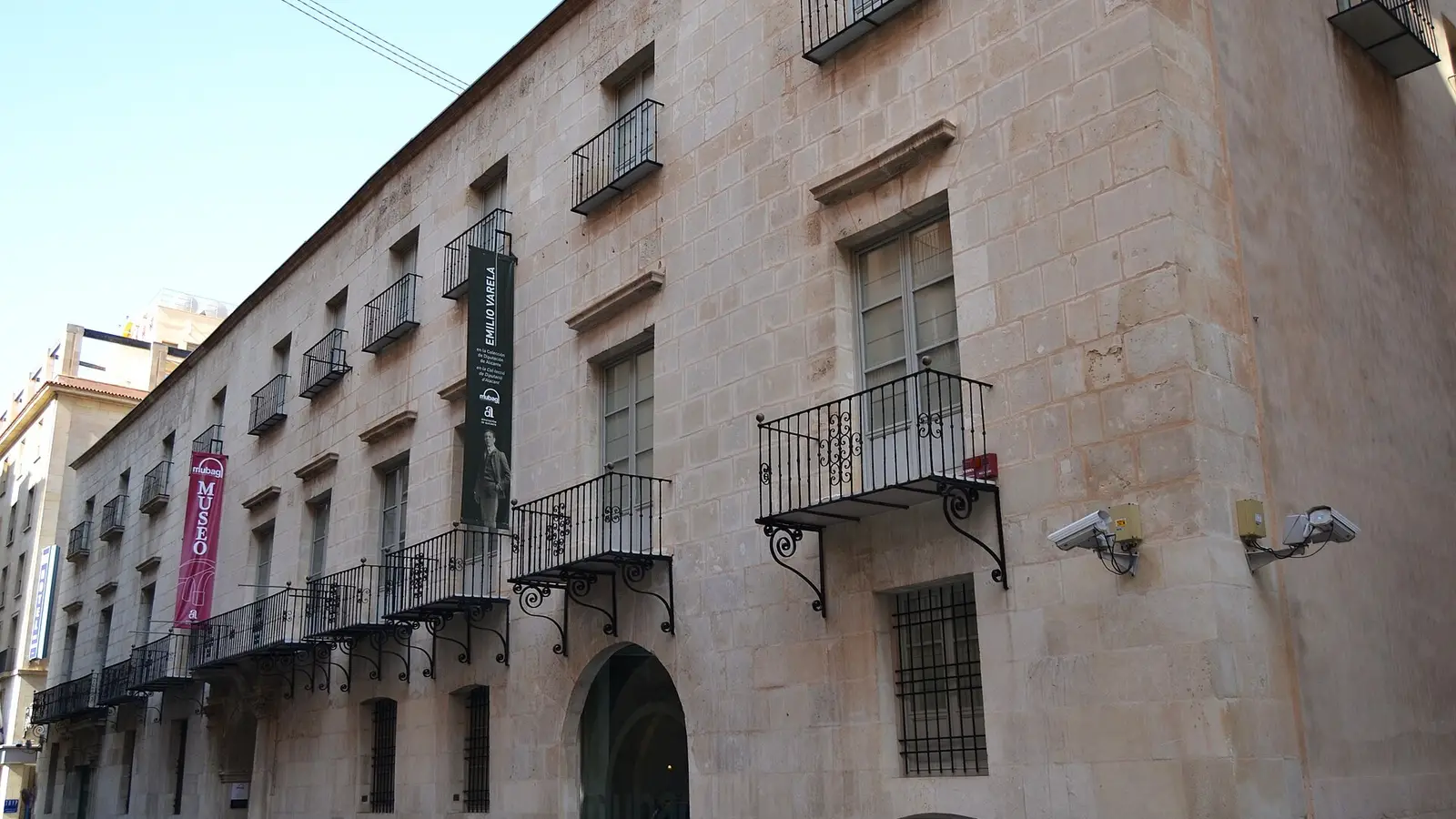 Fachada del MUBAG, Museo de Bellas Artes Gravina, en la calle Gravina de Alicante – Totenart