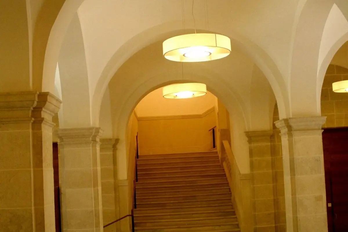 Galería de arcos y escalera en el interior del Palacio de la Aduana, Museo de Málaga – Totenart