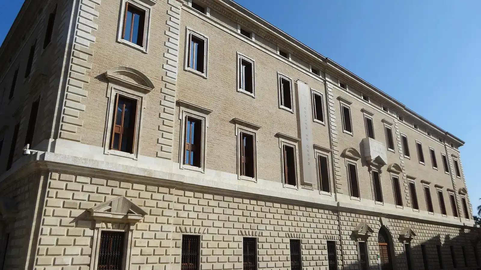Fachada neoclásica del Palacio de la Aduana, sede del Museo de Málaga – Totenart