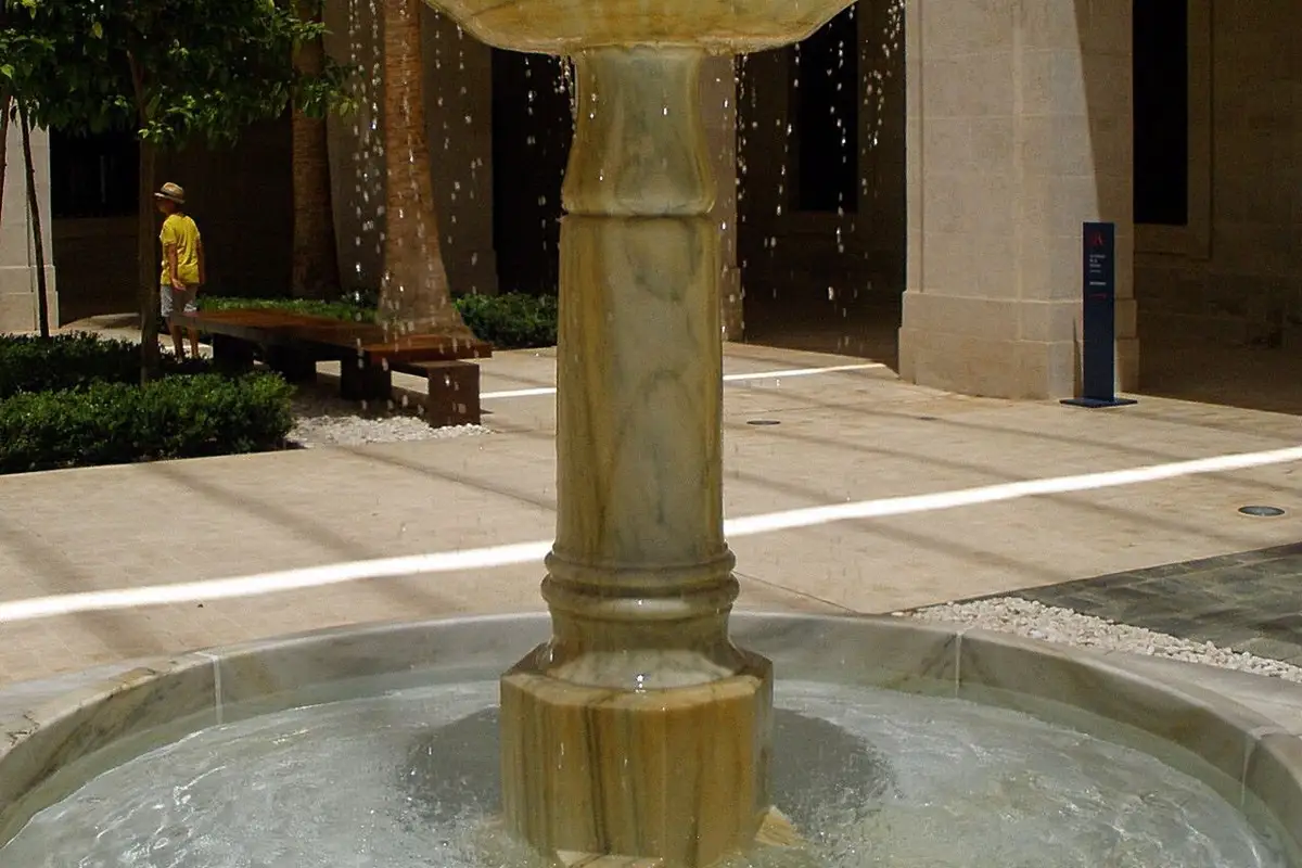 Fuente del patio del Palacio de la Aduana, Museo de Málaga – Totenart