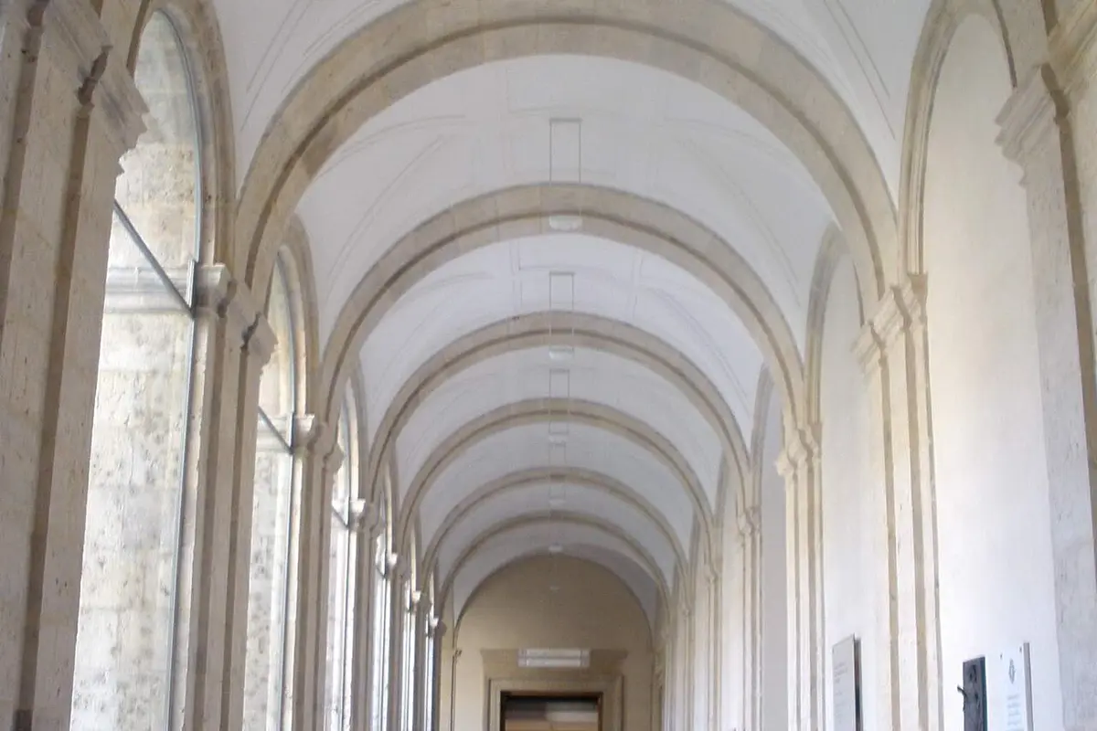 Galería abovedada del claustro del Monasterio de San Benito, Museo Patio Herreriano – Totenart