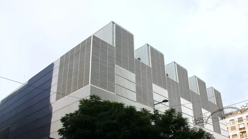 Fachada de aluminio del Museu de Belles Arts de Castelló, obra de Mansilla y Tuñón – Totenart