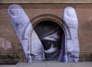 El artista Liu Bolin camuflado en un graffitti - Directorio de Noticias de totenart