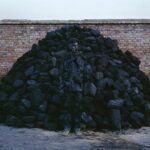 El artista Liu Bolin camuflado con carbon - Directorio de Noticias de totenart