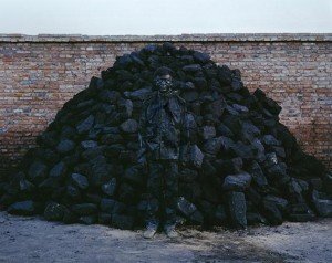 El artista Liu Bolin camuflado con carbon - Directorio de Noticias de totenart