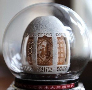 Escultura en cascara de huevo y urna de cristal - Noticias de arte de totenart