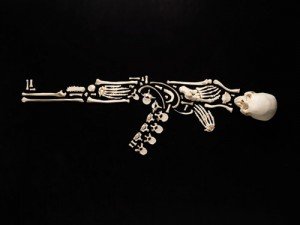 Metralleta hecha con huesos humanos - Noticias de arte de totenart