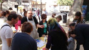 Miguel Torrus explicando en los talleres de Oilbar de totenart en Valencia