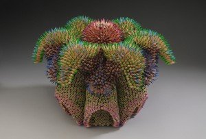 Escultura de planta verde con lapices - Noticias de arte