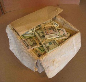Formas y color escultura caja con dinero Randall Rosenthal - Noticias totenart