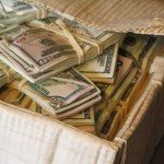 Detalle de la escultura caja con dinero Randall Rosenthal - Noticias totenart