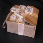 Escultura caja con dinero Randall Rosenthal - Noticias totenart