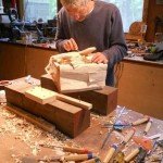 Artista trabajando en escultura caja con dinero Randall Rosenthal - Noticias totenart