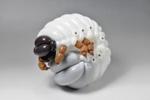 totenart-escultura-con-globo