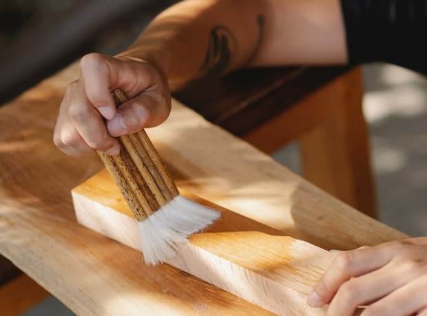 Cómo preparar un buen barniz casero, con solo 4 ingredientes básicos, para  tus proyectos de bricolaje con madera