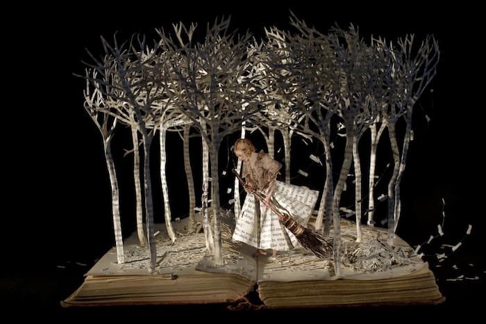 Esculturas de papel de libros por Su Blackwell 1 totenart material bellas artes sue blackwell escultura papel nina bosque 1024x681 1