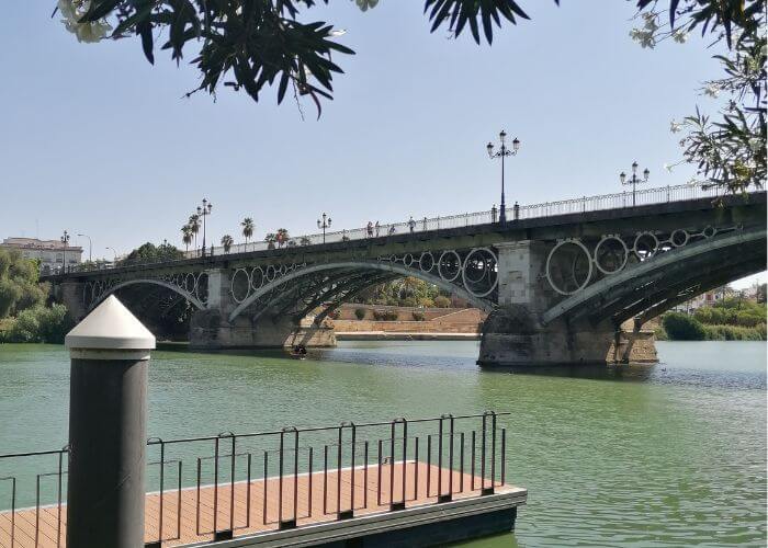 Puente de Triana (Puente de Isabel II) sobre el río Guadalquivir, en el barrio de Triana, Sevilla
